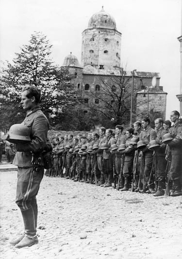 Desde noviembre de 1939, en Finlandia tuvieron lugar arduas batallas frente a los soviéticos tras la invasión de los rusos. El 13 de marzo de 1940, Finlandia se vio obligada a firmar el Tratado de Paz de Moscú por el que cedió varias provincias y el territorio de Laponia a la URSS, en total el 10% de su superficie, aproximadamente. 