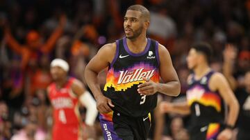 El base anota 19 puntos en el último cuarto y 30 en todo el partido para una exhibición inicial ante los Pelicans. Los Suns, favoritos, se estrenan con victoria.