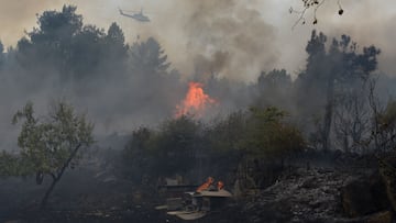 Un helicóptero trata de extinguir el incendio, a 12 de agosto de 2025, en Seixalbo, Ourense, Galicia (España). La Xunta ha decretado el nivel 2 de emergencia a nivel provincial en Ourense por grandes incendios que, en conjunto, calcinan alrededor de 4.330 hectáreas, en base a las últimas estimaciones de la Consellería do Medio Rural. La activación de la Situación 2 en toda la provincia implica una "mayor agilidad" de medios y recursos de la Comunidad y del resto de administraciones para la provincia. De esta forma, se amplía también el horario laboral del personal y se agilizan los trámites con las diferentes administraciones, especialmente con la Unidad Militar de Emergencias (UME).
12 AGOSTO 2025;INCENDIO;FUEGO;GALICIA;OURENSE;XUNTA;
Rosa Veiga / Europa Press
12/08/2025