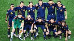 Once de España: Pedro, Sergi Busquets, Sergio Ramos, Joan Capdevila, Gerard Piqué y Xabi Alonso (arriba); Iker Casillas, Andrés Iniesta, David Villa, Xavi y Carles Puyol (abajo). 