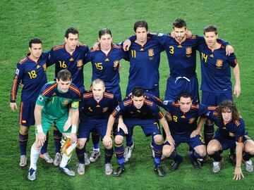 Once de España: Pedro, Sergi Busquets, Sergio Ramos, Joan Capdevila, Gerard Piqué y Xabi Alonso (arriba); Iker Casillas, Andrés Iniesta, David Villa, Xavi y Carles Puyol (abajo). 