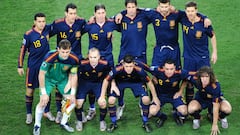 Once de España: Pedro, Sergi Busquets, Sergio Ramos, Joan Capdevila, Gerard Piqué y Xabi Alonso (arriba); Iker Casillas, Andrés Iniesta, David Villa, Xavi y Carles Puyol (abajo). 