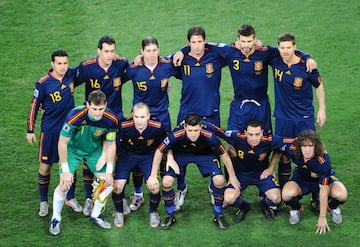 Once de España: Pedro, Sergi Busquets, Sergio Ramos, Joan Capdevila, Gerard Piqué y Xabi Alonso (arriba); Iker Casillas, Andrés Iniesta, David Villa, Xavi y Carles Puyol (abajo).