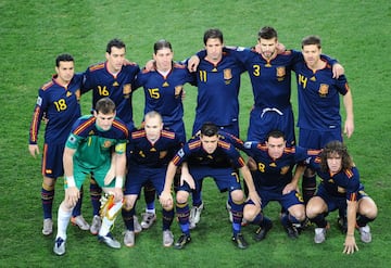 Once de España: Pedro, Sergi Busquets, Sergio Ramos, Joan Capdevila, Gerard Piqué y Xabi Alonso (arriba); Iker Casillas, Andrés Iniesta, David Villa, Xavi y Carles Puyol (abajo). 