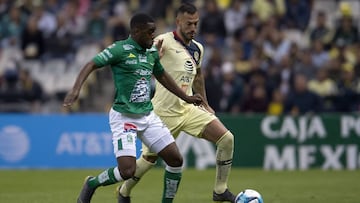 Joel Campbell y Emanuel Aguilera en el partido entre Le&oacute;n y Am&eacute;rica. 