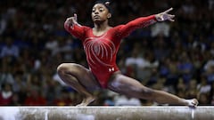 Simone Biles realiza el ejercicio de barra durante los trials de Estados Unidos de 2016.