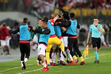 PER09. LIMA (PERÚ), 15/11/2017.- Los jugadores de Perú celebran el primer gol del compromiso hoy, miércoles 15 de noviembre de 2017, durante el partido de vuelta de la repesca para el Mundial de Rusia 2018 disputado entre Nueva Zelanda y Perú en el Estadio Nacional de Lima (Perú). EFE/Ernesto Arias