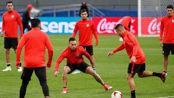 El delantero chileno Eduardo Vargas (c) asiste a una sesi&oacute;n de entrenamientos en el estadio Kaz&aacute;n Arena.