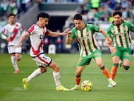 Rayo Vallecano's Spanish midfielder #23 Oscar Valentin (L) and Real Betis' Spanish midfielder #15 Alvaro Fidalgo (C) fight for the ball during the Spanish league football match between Real Betis and Rayo Vallecano de Madrid at Benito Villamarin Stadium in Seville on February 21, 2026. (Photo by CRISTINA QUICLER / AFP)