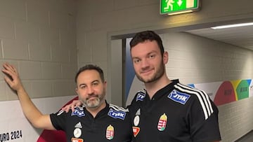 Velasco, entrenador, con Palasics, el portero húngaro, en los Juegos Olímpicos.