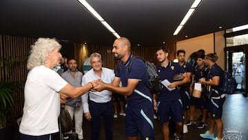 El histórico futbolista salvadoreño visitó a la plantilla del Cádiz previo al duelo que sostendrán este sábado ante el Barcelona.