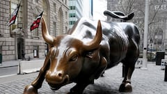 FILE PHOTO: The Charging Bull, or Wall Street Bull, is pictured in the Manhattan borough of New York City, New York, U.S., January 16, 2019. REUTERS/Carlo Allegri/File Photo/File Photo