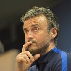 Luis Enrique: "Sería de chiflado cambiar por lo del PSG"