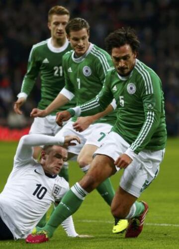 Inglaterra-Alemania. Wayne Rooney y Mats Hummels.