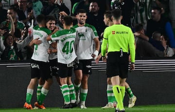 Fuentes Molina, árbitro valenciano, llevó un brazalete negro durante el partido.