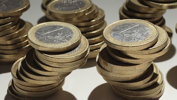 BERLIN, GERMANY - OCTOBER 06: In this photo illustration precarious towers of one Euro coins stand on October 6, 2011 in Berlin, Germany. World finance leaders are scheduled to meet in Berlin today to discuss measures on how to counter the growing European debt crisis. (Photo by Sean Gallup/Getty Images) EURO EUROS MONEDA MONEDAS