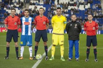 Partido Espanyol-Betis. El árbitro José María Sánchez Martínez acompañado de sus asistentes José Gallego García y Javier Carlos Martínez Nicolás, el cuarto árbitro Iván González González y los capitanes Javi López y Adán.