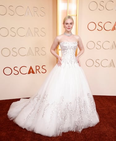 Elle Fanning posa en la alfombra roja del Dolby Theatre.