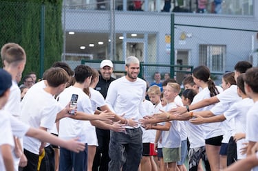 Carlos Alcaraz compartió esta distinción con los chicos y chicas del club, acompañado por el presidente y por su padre.