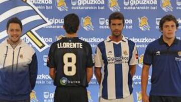<b>VIEJOS TIEMPOS. </b>Llorente y Xabi Prieto posan con la equipación marca Astore.