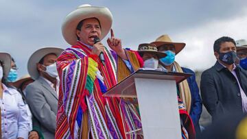 Handout picture released by the Peruvian Presidency showing the president of Peru, Pedro Castillo, dressed in typical regional attire, announcing a nationwide agrarian reform, in the Andean city of Cusco in southern Peru, on October 3, 2021. - Castillo announced a second agrarian reform in the country and anticipated that, unlike the first 52 years ago, this one will be done without expropriations. (Photo by JosxE9 Luis CRISTOBAL / Peruvian Presidency / AFP) / RESTRICTED TO EDITORIAL USE - MANDATORY CREDIT &quot;AFP PHOTO / PERU&#039;S PRESIDENCY / JOSE LUIS CRISTOBAL&quot; - NO MARKETING - NO ADVERTISING CAMPAIGNS - DISTRIBUTED AS A SERVICE TO CLIENTS
