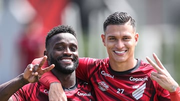 Steven Mendoza y Juan Camilo Portilla en un entrenamiento de Athletico Paranaense.