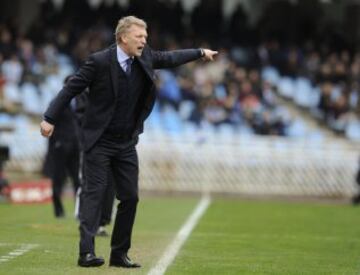 Moyes da instrucciones en la banda. 
