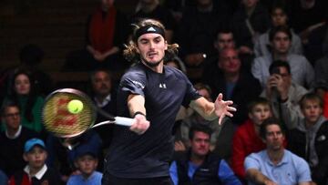 Tsitsipas ejecuta un drive en las semifinales del torneo de Estocolmo.