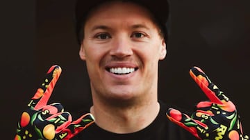 Ryan Williams haciendo los cuernos con las manos