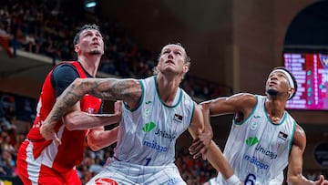 Dylan Osetkowski, pívot del Unicaja, cierra un rebote.