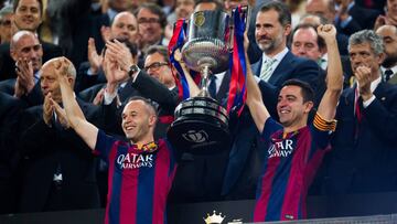 Andrés Iniesta y Xavi Hernández levantan la Copa del Rey de 2015 tras la victoria del F.C. Barcelona ante el Athletic de Bilbao en la final.