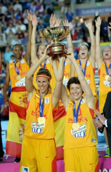 Las veteranas Amaya Valdemoro y Elisa Aguilar levantan la copa como campeonas de Europa.