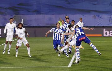 Jugada del penalti de Nacho Fernández. Laguardia remata de cabeza y el balón toca en el brazo del defensa del conjunto blanco.