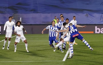 Jugada del penalti de Nacho Fern¨¢ndez. Laguardia remata de cabeza y el bal¨®n toca en el brazo del defensa del conjunto blanco.