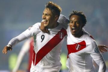 CA92 CONCEPCIÓN (CHILE), 03/07/2015.- El delantero peruano José Paolo Guerrero Gonzales (i) celebra con su compañero, el delantero peruano André Carrillo, el gol marcado ante Paraguay, el segundo del equipo, durante el partido Perú-Paraguay, por el tercer y cuarto puesto de la Copa América de Chile 2015, en el Estadio Municipal Alcaldesa Ester Roa Rebolledo de Concepción, Chile, hoy 3 de julio de 2015. EFE/Javier Valdés