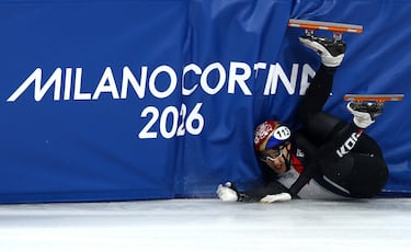 Jongun Rim, de Corea del Sur, se accidenta durante la prueba de patinaje de velocidad en pista corta (1500 m masculino). 