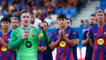 SANT JOAN DESPI (BARCELONA), 10/08/2025.- El guardameta alemán del FC Barcelona Marc-André Ter Stegen (i) y sus compañeros durante la presentación del equipo previa al encuentro correspondiente 60.ª edición del Trofeo Joan Gamper que juegan ante el Como 1907, este domingo en el estadio Johan Cruyff de la localidad barcelonesa de Sant Joan Despi. EFE/Quique García