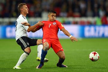 KAZAN, RUSSIA - JUNE 22: Joshua Kimmich of Germany and Alexis Sanchez of Chile battle for possession during the FIFA Confederations Cup Russia 2017 Group B match between Germany and Chile at Kazan Arena on June 22, 2017 in Kazan, Russia. (Photo by Alexander Hassenstein/Bongarts/Getty Images)