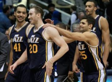 Gordon Hayward celebra con sus compañeros el último lanzamiento que dio la victoria a Utah Jazz.