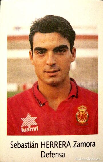 Comenzó en las categorías inferiores del Barcelona donde estuvo hasta 1991, año en que fichó por el Mallorca, donde jugó hasta 1992.