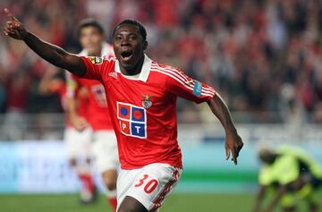 SL Benfica's Freddy Adu of the United States celebrates after scoring 2-1 against Maritimo during their Portuguese liga football match at Luz Stadium, in Lisbon 28 October 2007. AFP PHOTO / FRANCISCO LEONG