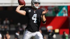El quarterback firma una extensión de contrato por tres años con los Raiders de Las Vegas.