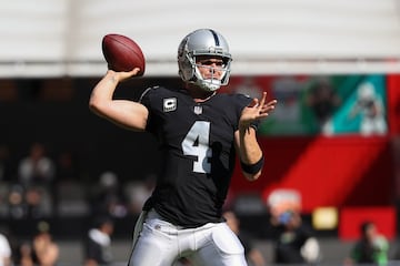 MEXICO CITY, MEXICO - NOVEMBER 19: Derek Carr #4 of the Oakland Raiders warms up prior to the game against the New England Patriots at Estadio Azteca on November 19, 2017 in Mexico City, Mexico.   Buda Mendes/Getty Images/AFP
== FOR NEWSPAPERS, INTERNET, TELCOS & TELEVISION USE ONLY ==