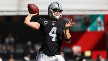 El quarterback firma una extensión de contrato por tres años con los Raiders de Las Vegas.