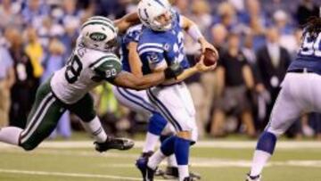 Coples, de los Jets, a punto de derrumbar a Andrew Luck en el partido de &#039;Monday Night&#039;.