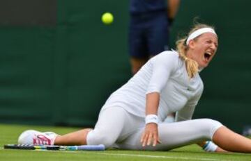 Victoria Azarenka cae en la cancha durante un punto en contra de Maria Joao Kohler durante el partido de primera ronda en el Campeonato de tenis de Wimbledon