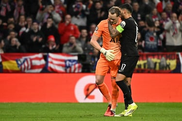 El técnico del Tottenham había sorprendido con la titularidad de Kinsky en el lugar de Vicario. Pero solo duró 17 minutos, ya que tras el fallo en dos goles, le retiró del campo. Se marchó abatido entre muestras de cariño de sus compañeros.
