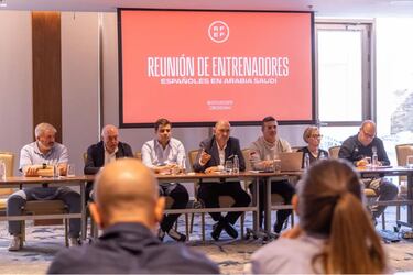 Louzán, con los entrenadores españoles en Arabia Saudí: “Sois los mejores embajadores”