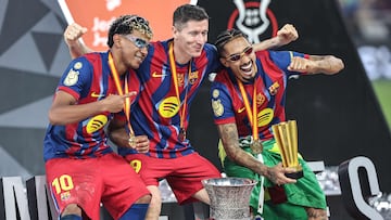 Lamine, Raphnha y Lewandowski, después de ganar la Supercopa.