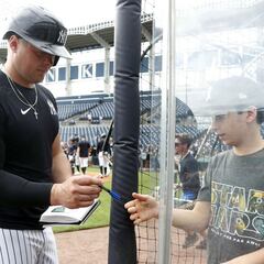 Yankees deal Luke Voit to Padres